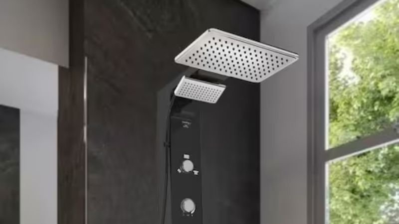 Ducha Hydra Falls instalada em banheiro moderno de apartamento