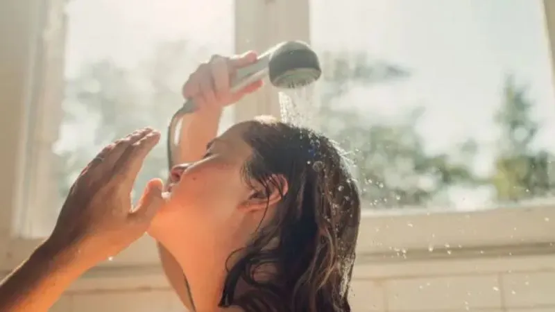 Acqua Duo Ultra vs Hydra Falls comparativo de chuveiros 2026 mostrando design e potência dos modelos.