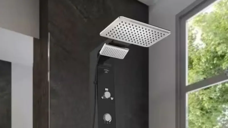 Ducha Hydra Falls instalada em banheiro moderno de apartamento